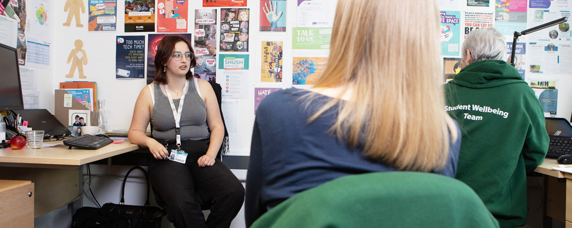 A student talking to a student advisor