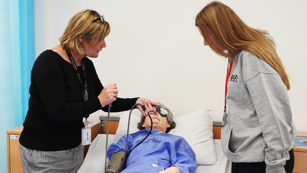 Student and tutor training with a medical dummy